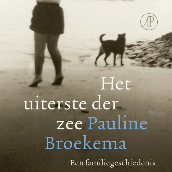 Boekomslag van 'Het uiterste der zee' door Pauline Broekema. Zwart-wit foto van benen van een persoon, een hond en water.