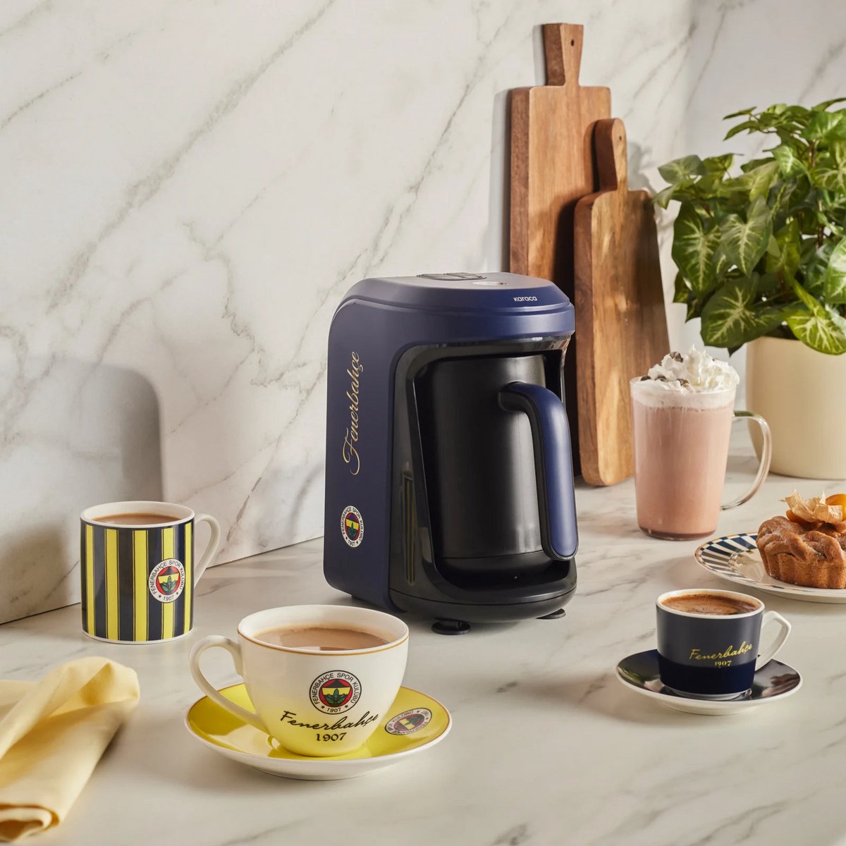 Karaca x Fenerbahçe Gelicentieerde Hatır Hüps Turkse Koffiemachine met Melkfunctie en Clublied