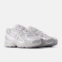 Twee lichtgrijze New Balance 740 sneakers met metallic zilveren accenten.