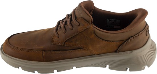 Sneaker Skechers en cuir marron avec lacets, semelle beige et détail 'Arch Fit'.