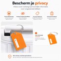 Een oranje bagagelabel met privacy-cover, met ruimte voor naam, die op een witte koffer is bevestigd.