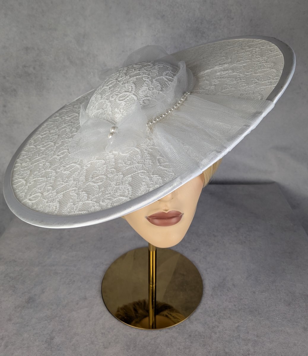 Creaciones Hoeden Collectie – Pamela Hoed – Natuurlijke vezels wit – Kant, tule en parels – Universele maat – Handgemaakt en Uniek