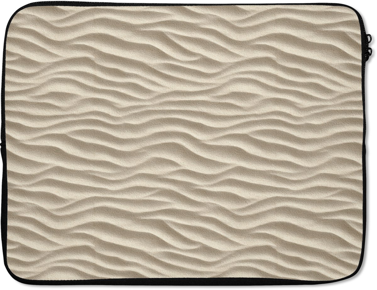 Laptophoes 15.6 inch - Zand - Golven - Beige - Laptop sleeve - Binnenmaat 37x26 cm - Zwarte achterkant