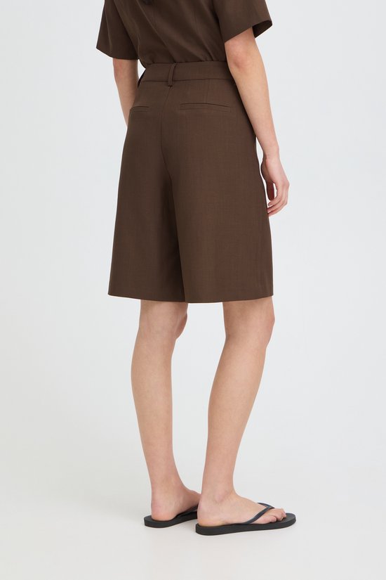 Model van achteren gezien in een bruine ICHI culotte.
