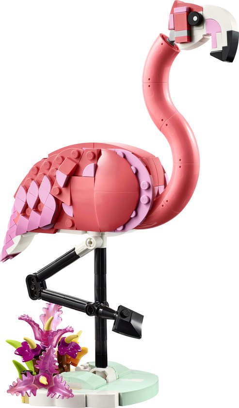 Een roze LEGO Creator flamingo met bloemen en een waterplant.