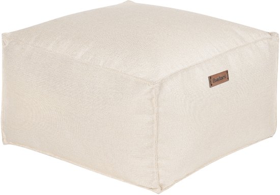 Pouf crème à la texture tissée et un logo en cuir marron.