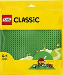 LEGO Classic groen bouwplaat, 10x10 noppen, met speels boerderijlandschap en LEGO logo.