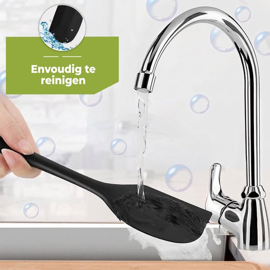 Une spatule raclette en silicone noir est nettoyée sous un robinet dans un évier.