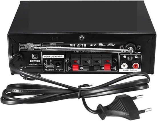 Zwarte versterker met aan de achterzijde aansluitingen voor stroom, luidsprekers en audio-invoer. Met FM-antenne.