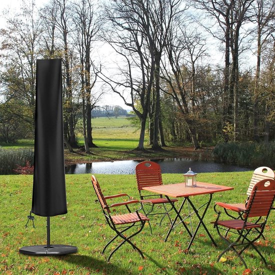 Zwarte parasolhoes op standaard in een tuin met een tafeltje en stoelen, in de herfst.