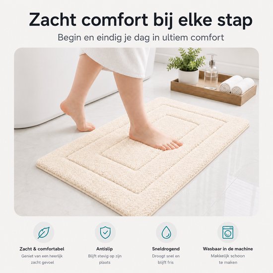 Een beige badmat met een gedempt geometrisch patroon, gezien vanuit een laag perspectief met een voet die erop stapt.