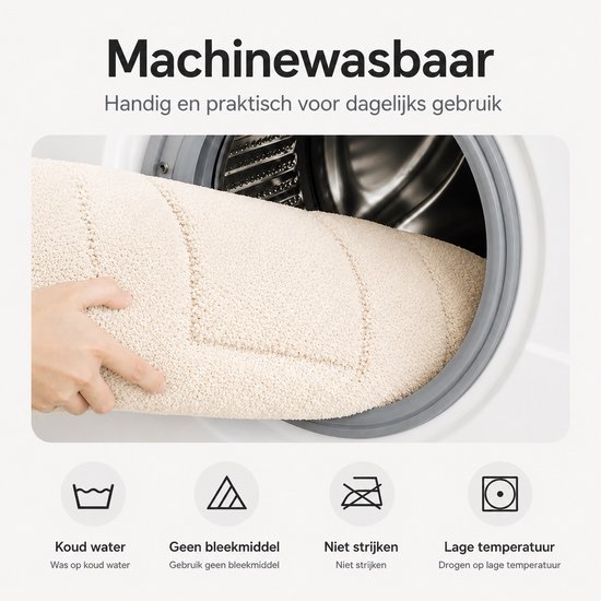 Een beige badmat wordt in een wasmachine gedaan, wat de machinewasbaarheid aangeeft.