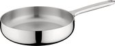 Een glanzende, zilverkleurige koekenpan met lange steel, staand op een witte achtergrond.