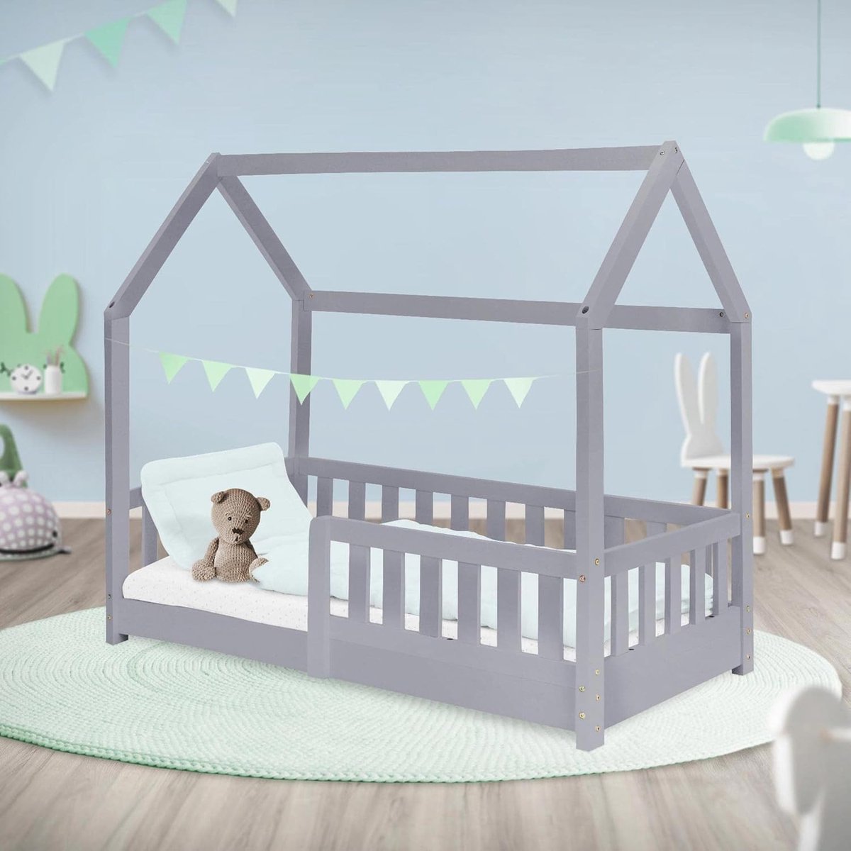 Kinderbed Huisbed 70x140 cm met Uitvalbeveiliging, Dak, Lattenbodem en Verdiepte Instap – Massief Grenen Houten Montessori Junior Bed voor Kinderen 3-10 Jaar, Belastbaar tot 120 kg, Lichtgrijs – Laura