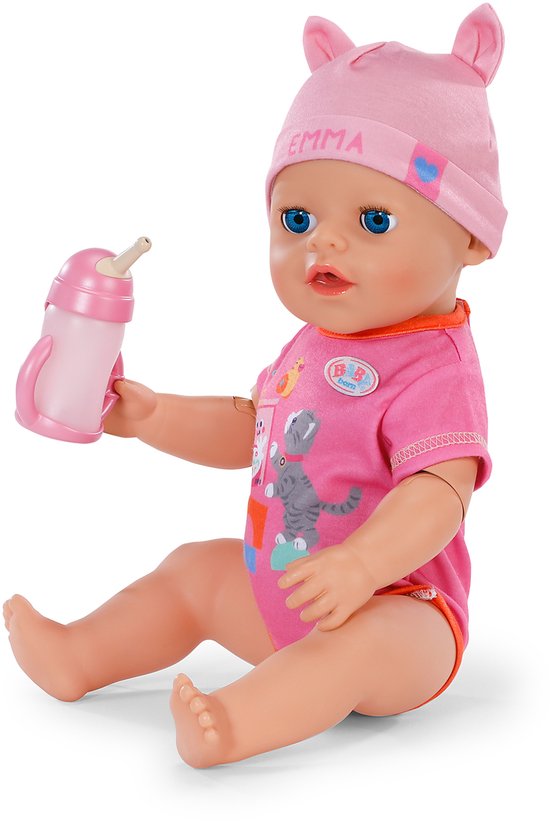 BABY born Emma pop zittend met roze outfit en muts met oortjes. Houdt roze flesje vast.
