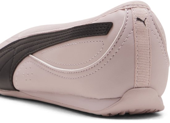 Roze PUMA ballerina sneaker met bruine streep en PUMA logo op de hiel.