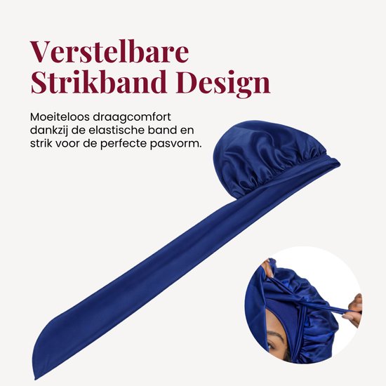 Donkerblauwe satijnen slaapmuts met verstelbare strikband en elastische band voor een perfecte pasvorm.
