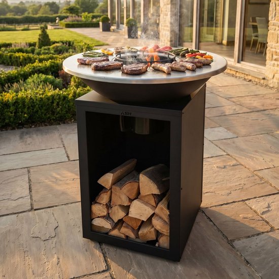 Zwarte BBQ met een zilverkleurige plancha waarop vlees en groenten worden gegrild.