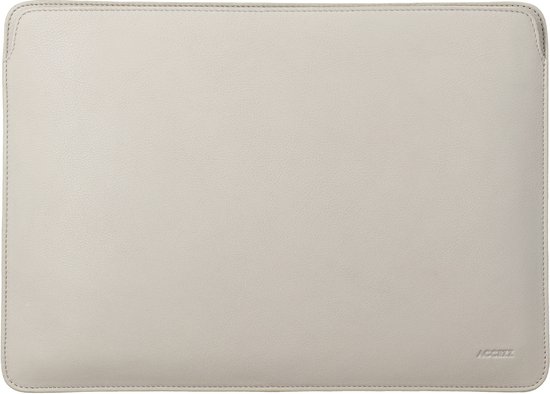 Lichtbeige leren laptophoes van Accezz met subtiel logo rechtsonder.