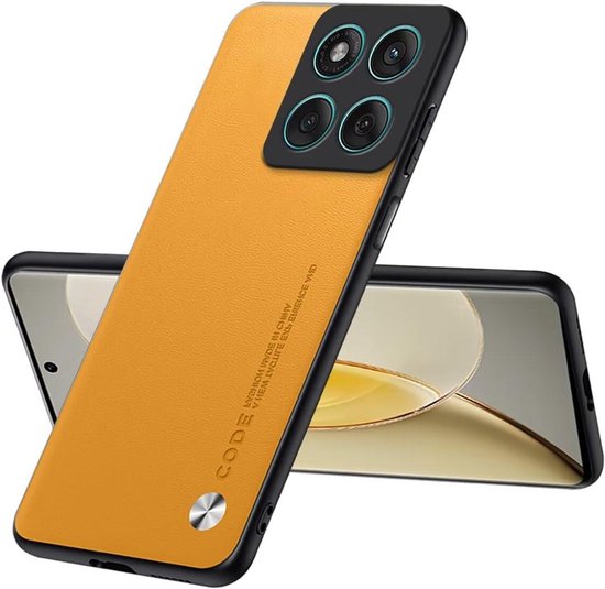 Geel telefoonhoesje met textuur, zwarte cameramodule en zilveren accent, tekst 'CODE' op de achterzijde.