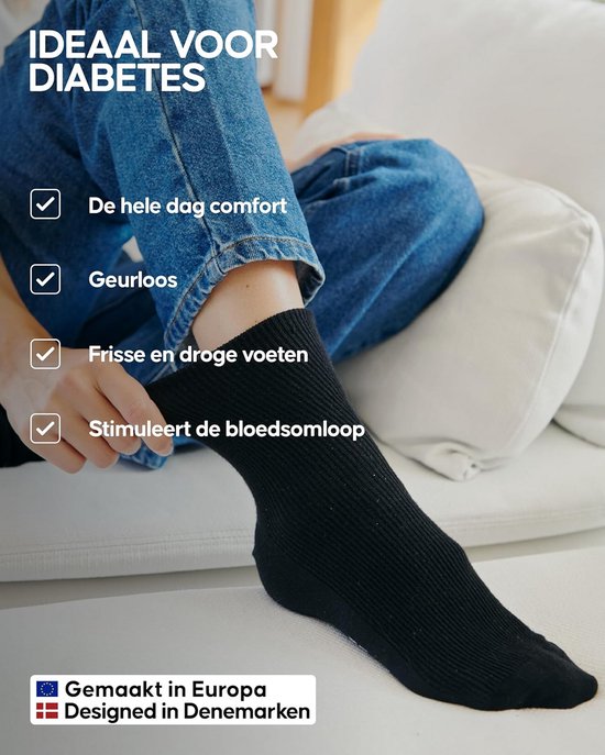 Een persoon draagt zwarte, geribbelde sokken. Tekst: 'IDEAL VOOR DIABETES', 'De hele dag comfort', 'Geurloos', 'Frisse en droge voeten', 'Stimuleert de bloedsomloop'. Gemaakt in Europa, Designed in Denemarken.