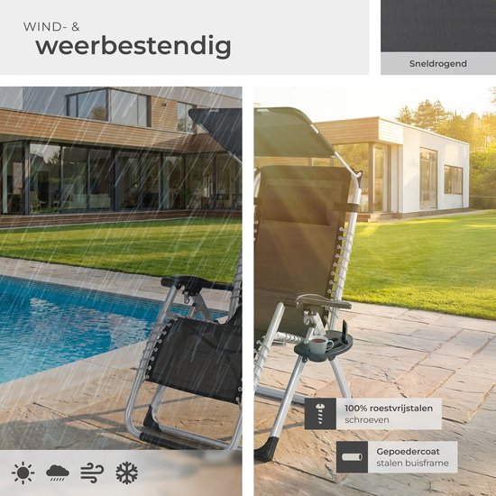 Zwarte ligstoel bij een zwembad met regen, en een andere stoel met zonnedak op een terras.