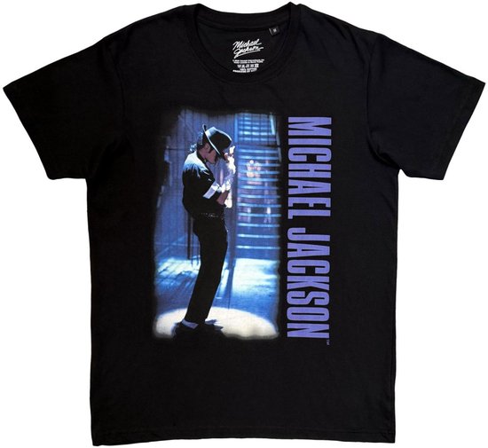 Zwarte t-shirt met een paarse verticale 'MICHAEL JACKSON' tekst en een afbeelding van Michael Jackson in een fedora hoed en zwarte kleding.