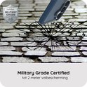 Donkerblauw telefoonhoesje valt op een gebarsten ondergrond, gecertificeerd volgens militaire standaard voor valbescherming tot 2 meter.