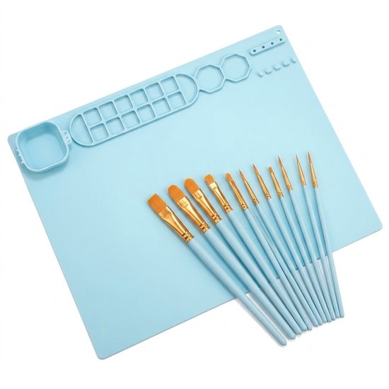 Blauwe schildermat met een set blauwe penselen met gouden details.