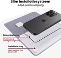 Exploded view van een iPhone 15 Pro met de screenprotector en installatietray van de Perfect Fit Kit.