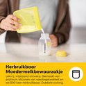 Gele, herbruikbare moedermelk bewaarzak van siliconen, met dubbele sluiting, die melk in een Medela flesje giet.
