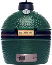 Donkergroene Big Green Egg barbecue met thermometer, houten handvat en metalen onderstel.