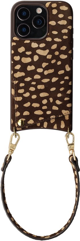 Coque de téléphone marron à motif tacheté avec cordon de traversé. Le cordon est fixé au bas.