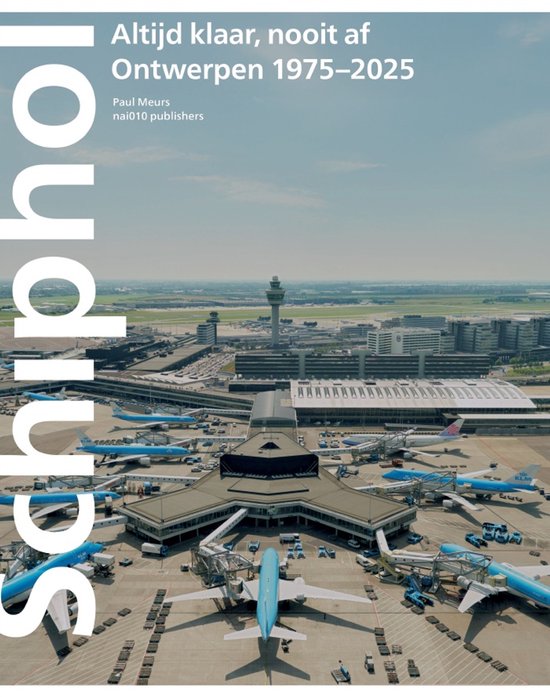 Boekomslag met de titel 'Schiphol altijd klaar, nooit af Ontwerpen 1975-2025'. Een luchtfoto van Schiphol met vliegtuigen en terminals.