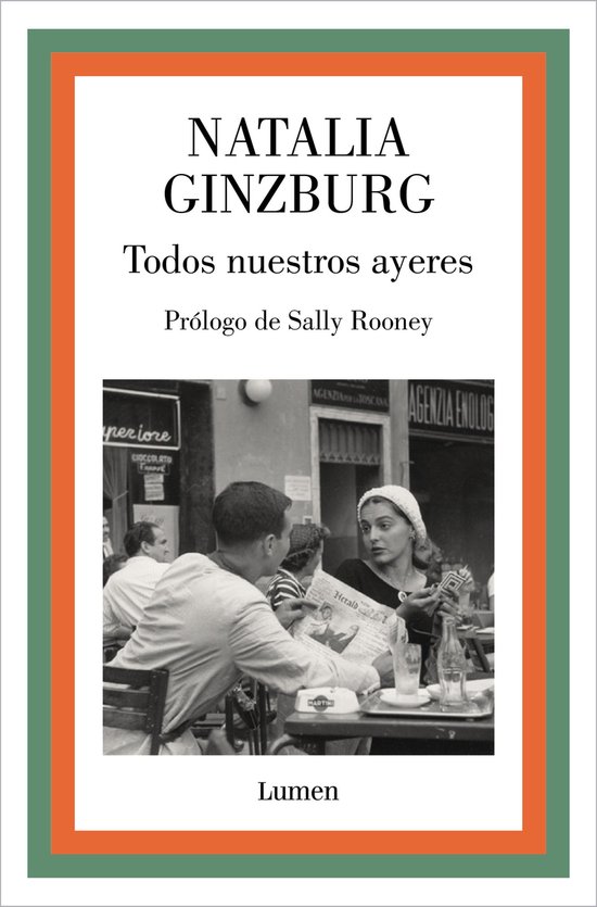 Boek "Todos nuestros ayeres" van Natalia Ginzburg, met een foto van een stel op een terras.