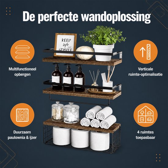 Houten wandplank met zwarte metalen houders, met flesjes, potjes, plant en handdoeken.