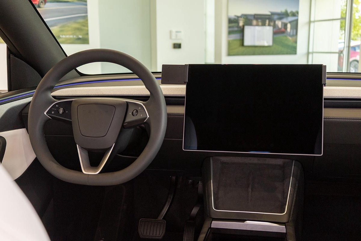 Brodit Proclip Tesla Model Y 25½- 16 screen - Center mount