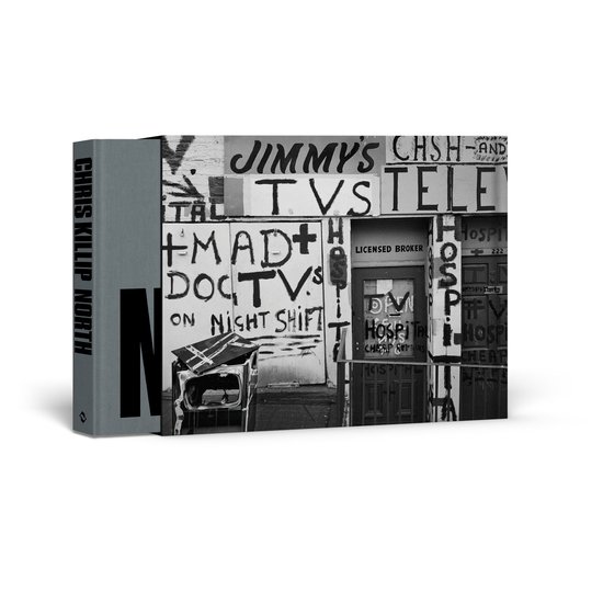 Boekomslag met tekst 'CHRIS KILLIP NORTH' en een zwart-wit foto van een muur met graffiti: 'JIMMY'S CHSH-AND', 'TV'S TELE', '+MAD+ DOCTOR', 'HOSPITAL'.