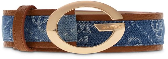 Bruine riem met denim stof en herhalend GUESS logo. Grote gouden G-gesp met GUESS logo.