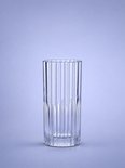 Verre Duralex Manhattan avec nervures verticales sur fond bleu clair.