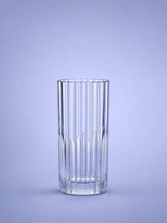 Verre Duralex Manhattan avec nervures verticales sur fond bleu clair.