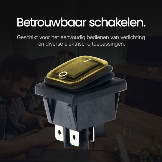 Zwarte wipschakelaar met gele knop op een tafel waar twee mensen elektronica repareren. Betrouwbaar schakelen.