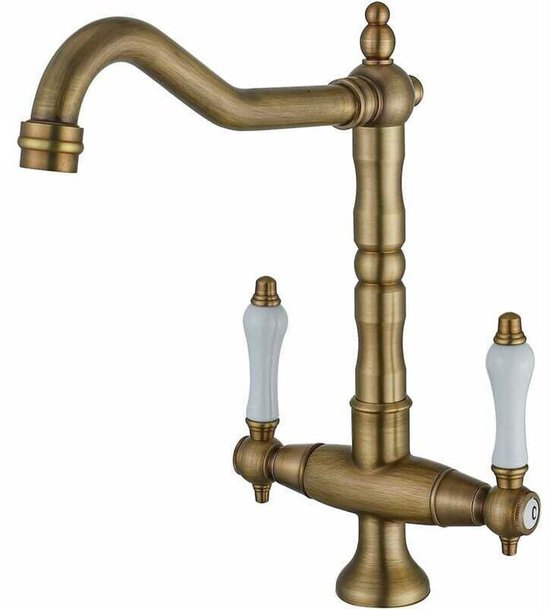 Messing keukenkraan met hoge, draaibare uitloop en twee witte keramische handgrepen. De kraan heeft een vintage uitstraling.