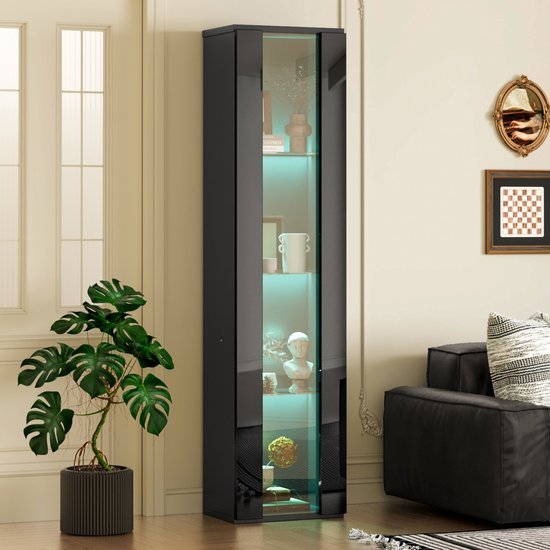 Zwarte vitrinekast met glazen deuren en LED-verlichting, gevuld met diverse decoraties.