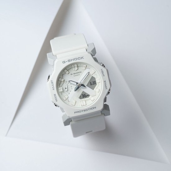 Wit G-Shock horloge met analoge en digitale wijzerplaat op een witte achtergrond.