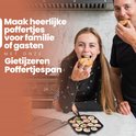 Een gezin geniet van poffertjes uit een gietijzeren poffertjespan. Een man en vrouw eten een poffertje.
