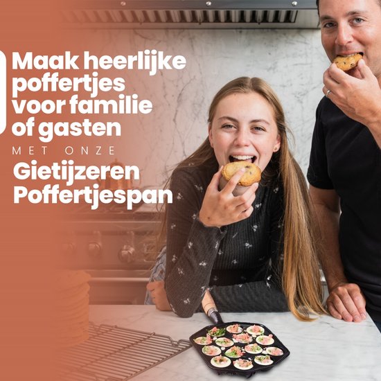 Een gezin geniet van poffertjes uit een gietijzeren poffertjespan. Een man en vrouw eten een poffertje.
