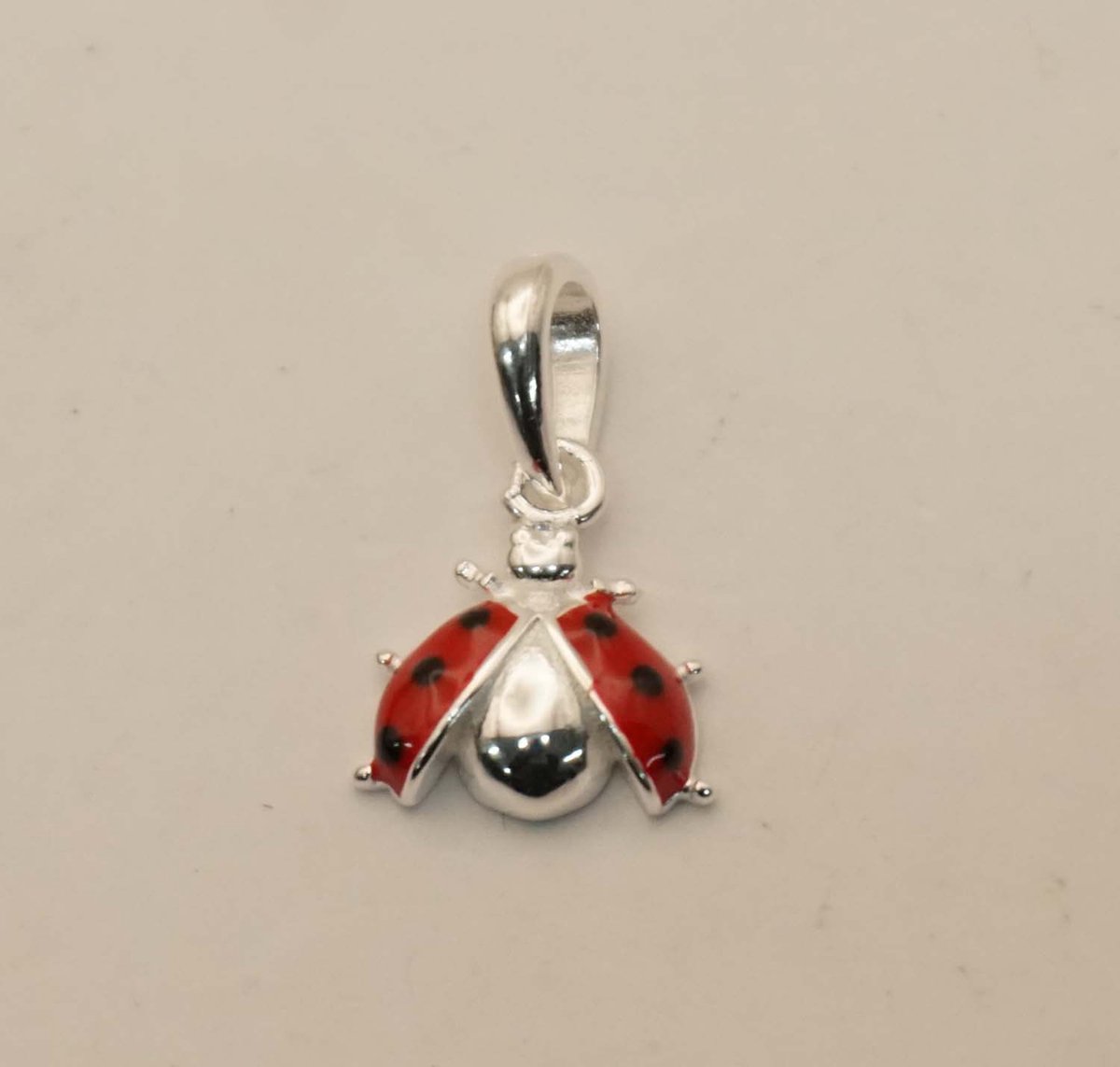 Sterling zilveren kinder hanger van een lieveheersbeestje - leuke zilver hangertje lieveheersbeestje voor kind of volwassen die een klein hangertje wil - klein lieveheersbeestje hangertje voor ketting gemaakt van 925 zilver - kinder hangertjes
