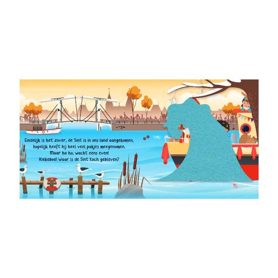 Sinterklaas komt aan in Nederland per boot, met een brug en huizen op de achtergrond. De boot is deels bedekt door een grote blauwe golf.