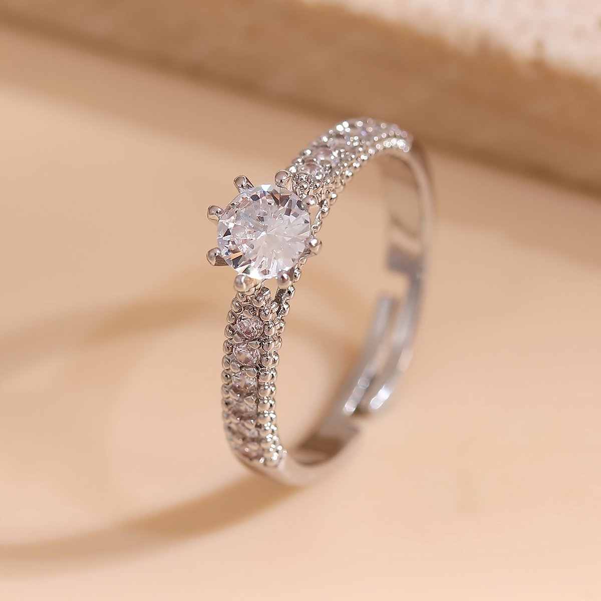 Sjika - Zilveren Ring Dames met Zirkonia – Verstelbare Solitair Ring – Verlovingsring Look – Luxe Sieraad - Cadeau voor haar
